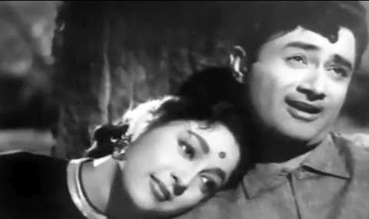 Read more about the article Dheere Dheere Chal Chand Gagan Mein Lyrics ( धीरे धीरे चल )